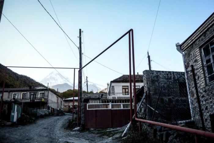 Luxusautóval Azerbajdzsánba 22 | Vezess A kemény sziklás földbe komoly büntetés lett volna leásni a gázvezetékeket, ezért mind a levegőben fut, furcsa csőhálót alkotva ezzel az utcákon.