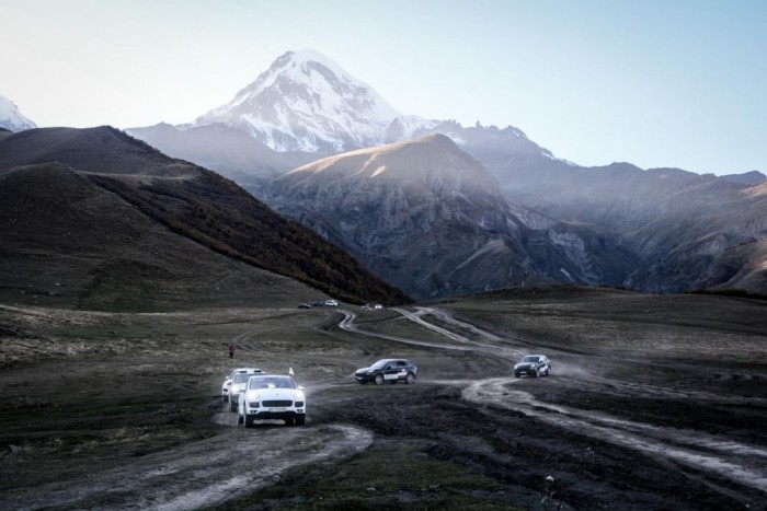 Luxusautóval Azerbajdzsánba 19 | Vezess Cayenne falka útban a szentháromság templom felé, háttérben a Kazbeg-csúcs
