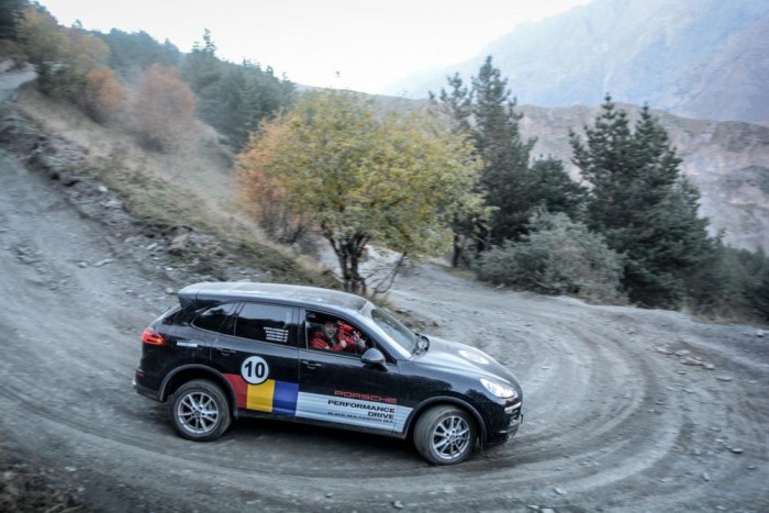 Luxusautóval Azerbajdzsánba 36 | Vezess Legkomolyabb ellenfelünk a román csapat volt, végig vezettek, csak utolsó nap tudunk fordítani, és a legfontosabb pillanatban átvenni a vezetést.