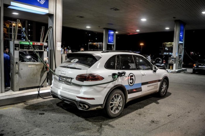 Luxusautóval Azerbajdzsánba 37 | Vezess Ez már Baku, az utolsó, döntő tankolás. Két úton lehetett eljutni a tengerparti fővárosba, egy ismeretlen hegyi út északon, vagy a síkon haladó déli országút tartott ebbe az irányba.
Mi kockáztattunk, és a hegyek lábánál, északon haladva rövidítettünk, míg a többiek több útépítés miatt kerülve, nagyobb forgalomban jutottak el a célig. Ez volt a kulcsmomentum, fogyasztásunk ennek köszönhetően messze verte a többi csapatét.