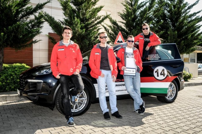 Luxusautóval Azerbajdzsánba 6 | Vezess A magyar csapat Trabzonban, Törökországban az első rajt előtt. Járművünk, akárcsak az összes, tizennégy csapat esetén egy Porsche Cayenne S, a ráncfelvarrással bevezetett V6-os biturbós motorral az orrában.
Ez elődjének 400 lóereje helyett 420-at tud, a széria Tiptronic S sebességváltóval 5,5 másodperc alatt gyorsul százra az autó.