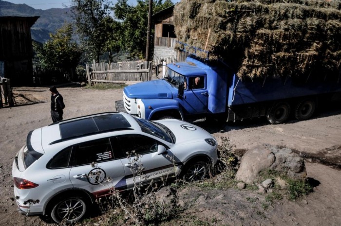 Luxusautóval Azerbajdzsánba 9 | Vezess Hasonlóan megpakolt teherautókkal többször is szembekerültünk az 1550 kilométeres út során.