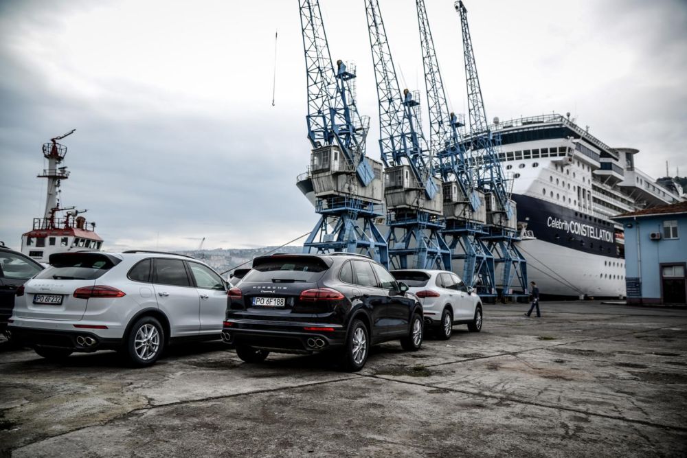 75708_624953_1000x700.jpg | Vezess | Vezess Az autók egy része hajón érkezett, a közeli országok csapatai pedig saját maguk vezettek el a rajt helyszínére, Törökországba.