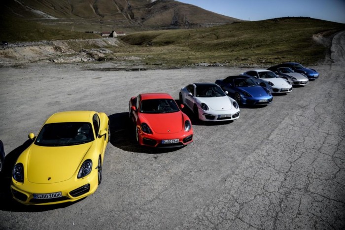 Luxusautóval Azerbajdzsánba 26 | Vezess A Porsche 911 Targa mellett igazi csemegét a kéziváltós Cayman S jelentett, de a GTS is úgy üvöltött végig az alagutakon, hogy majd kiugrottunk a hajunk alól.