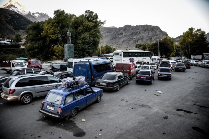 Luxusautóval Azerbajdzsánba 27 | Vezess Kazbegi bár kisváros, nekünk mégis sikerült hamisítatlan dugót mutatnia, köszönhetően egy rendőri lezárásnak.