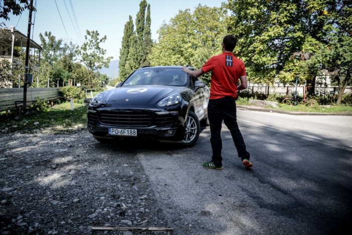 Luxusautóval Azerbajdzsánba 32 | Vezess A beérkezés idén is kulcsfontosságú momentum volt. Minden a jó időzítésen múlt, még látóhatáron kívül álltunk meg, ahonnan a célba érés pontos ideje előtt egy, másfél perccel indultunk neki az utolsó egy kilométernek, hogy a megfelelő átlagsebességet tartva másodpercre pontosan érkezzünk.