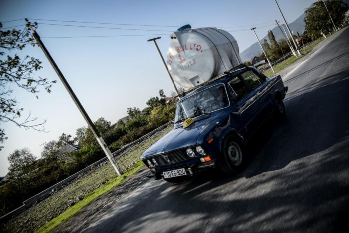 Luxusautóval Azerbajdzsánba 28 | Vezess Egy ezerötös Lada érdekes rakománnyal a tetején.