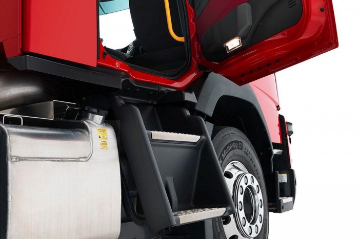 A széles fellépők könnyítik meg a ki- és beszállást 