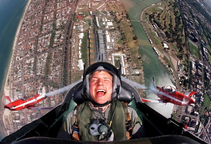 2001 első versenye, az Ausztrál Nagydíj előtt készült fotó. Kimi épp az ausztrál légierő műrepülőinek előadását élvezi testközelből.