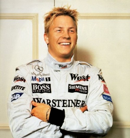 Mosoly a Mclaren csapat színeiben. Ha nincs a Ferrari ellenállhatatlan dominanciája, talán előbb is sikerül VB címet szereznie, már a kétezres évek elején pokoli gyors volt a fiatal finn. 