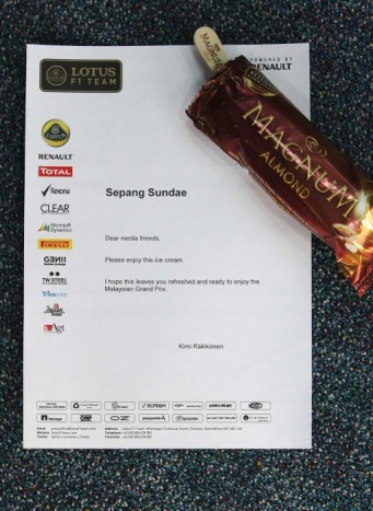 A Lotus csapat kitűnően épített a Kimi Räikkönen körül kialakult mítoszra. 2012-ben a hihetetlenül fülledt Maláj Nagydíjon jégkrémet osztottak az újságíróknak, természetesen a pilóta nevében. 