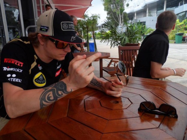 Räikkönen és a sajtó viszonya egy képbe sűrítve