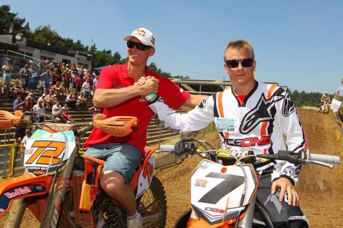 Mindent imád, amit benzin hajt, és átélhető rajta a száguldás élménye. Gyakran vett részt motorversenyeken is, fittyet hányva a csapat utasításaira.