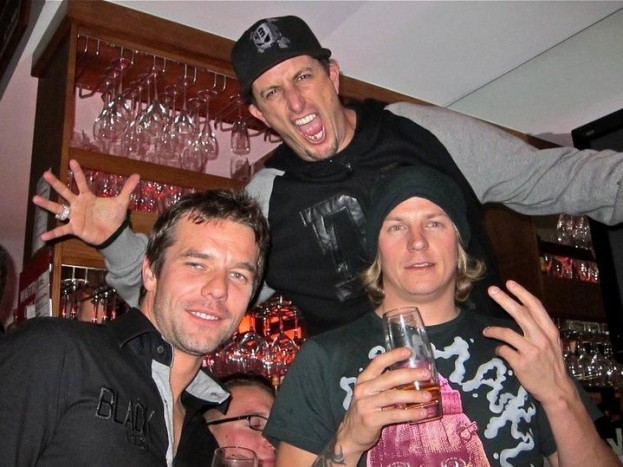 Ha egy laikust kérdezünk meg, mit tud mondani a finn pilótáról, valószínűleg a bulizást említi meg. Itt épp Sebastian Loeb, és Ken Block társaságában gurít le pár pohárral.