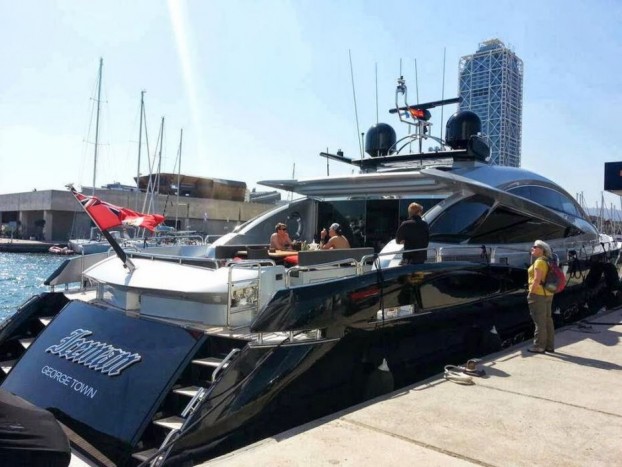 A jégember karrierje során összelapátolt eurókból csinos ladikra tett szert, a 2008 óta tulajdonában lévő 33 méteres, egyedi belső kialakítású, négykabinos, pezsgőfürdővel ellátott jacht 10 millió eurójába (2,4 milliárd Ft) került a világbajnoknak.

A Sunseek Predator 108 tehát alkalmas hely egy világtól elzárt bulira, csak arra kell vigyázni, nehogy valaki a vízben landoljon. 