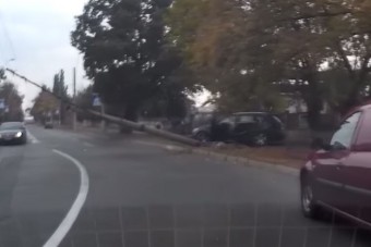 Nem bírt magával az audis, oszlopnak csapódott