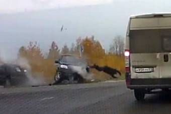 Katapultált a sofőr az ablakon!