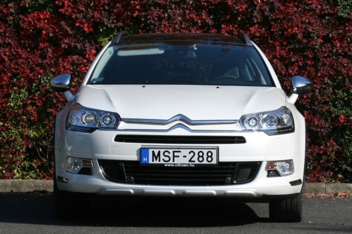 Pezsgő és kaviár 8 2008 óta kapható a C5. A modellfrissítés után a terepesítés lett az ötlet az érdeklődés felkeltésére