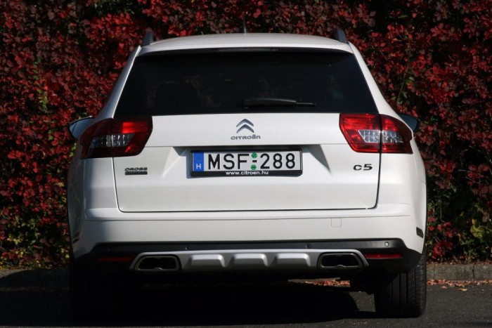 Ez nem a V6-os dízel, de jár hozzá a dupla kipufogóvég