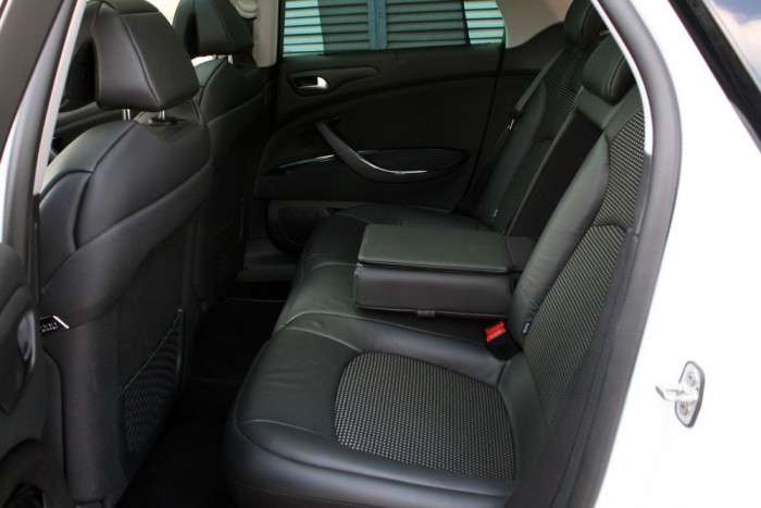 Hátul kisebb a hely annál, amit egy 4,9 méteres autótól várnánk