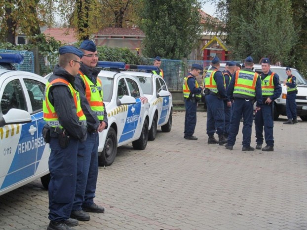 A nap képe – 14 rendőr igazoltatott egyszerre 4