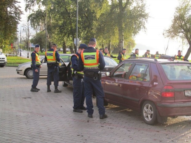 A nap képe – 14 rendőr igazoltatott egyszerre 5