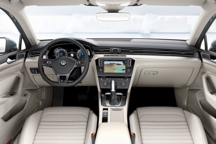 Érdekes, hogy nincs szeparált légrostély a műszerfalon. A minőségérzet kiváló