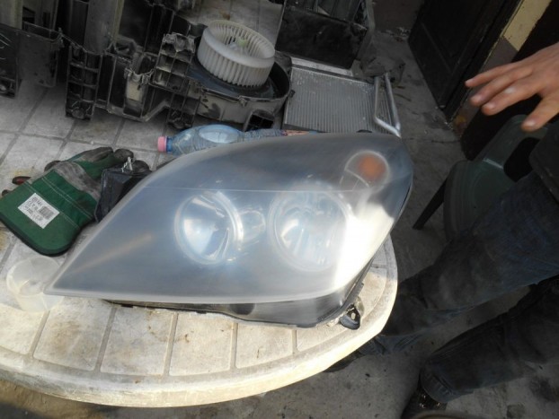 A fényszórót mattítja az UV, fényesíti a műanyagos műhely