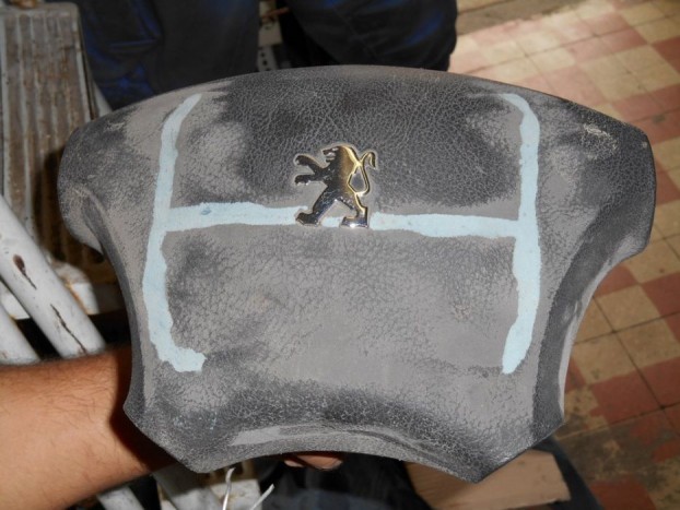 Az eldurrant lufit fedő kormányközepet is össze tudják zárni, de ilyenkor kicsiszolják az SRS feliratot a műanyagból