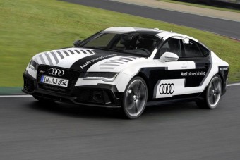 Sofőr nélkül száguldott a versenypályán az Audi
