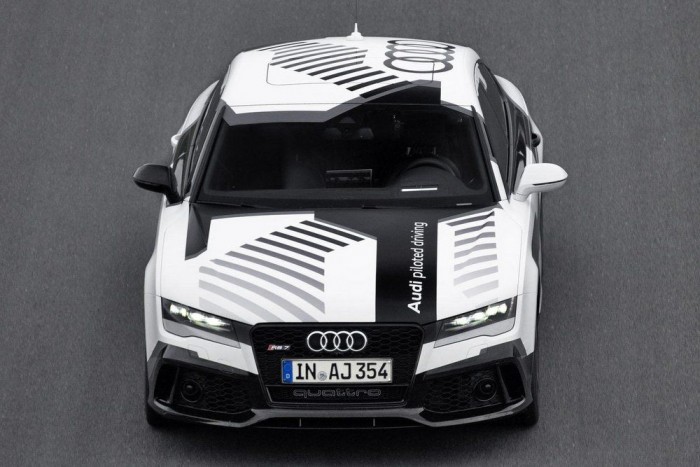 Sofőr nélkül száguldott a versenypályán az Audi 6 | Vezess Sofőr nélkül száguldott a versenypályán az Audi 6