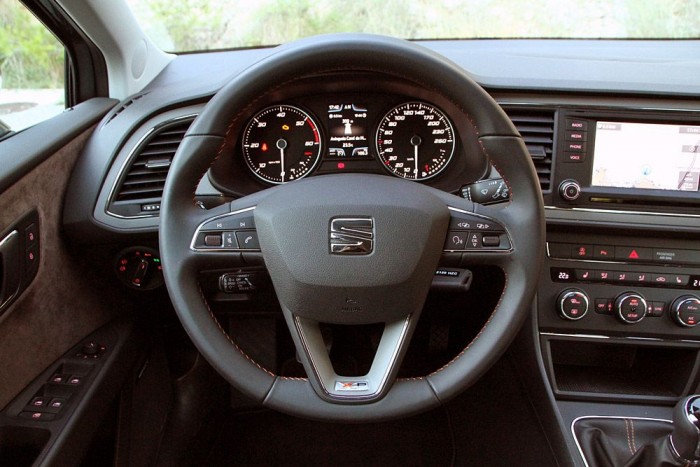 Spanyol buckalakó 11 | Vezess Kényelmes, jó fogású kormány sok-sok gombbal