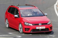 Decemberben hivatalosan is bemutatkozik a VW Golf R Variant, nem csoda, hogy immár érdemi álca nélkül tesztelik a prototípusokat.