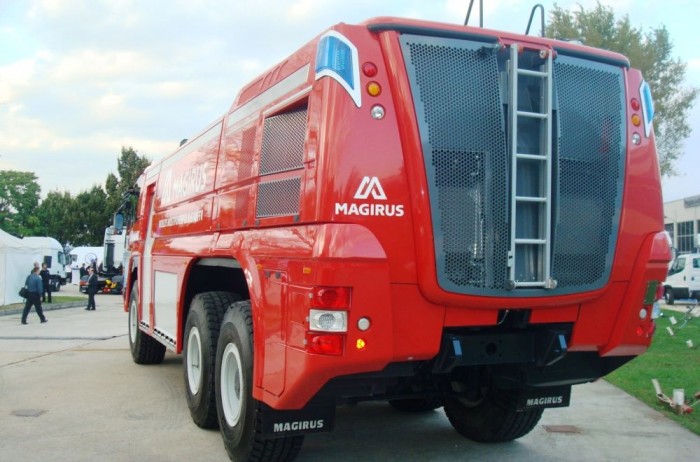 A háromtengelyes, dupla-motoros jármű hátulrül 