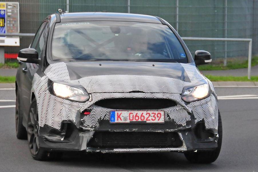 A Ford közelgő sportos ferdehátújának újabb prototípusa bukkant fel Németországban. A Nürburgring közelében lefotózott autónak szinte minden részlete látható.