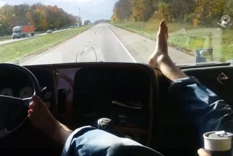 Lábbal vezetett az anyósülésről!