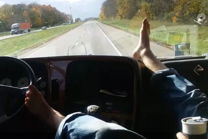 Lábbal vezetett az anyósülésről!