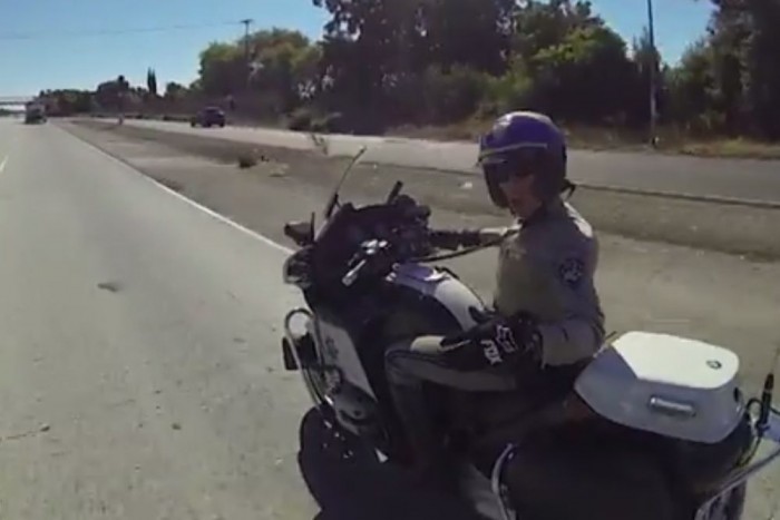 Elhajtották a rendőrt a pofátlan motorosok