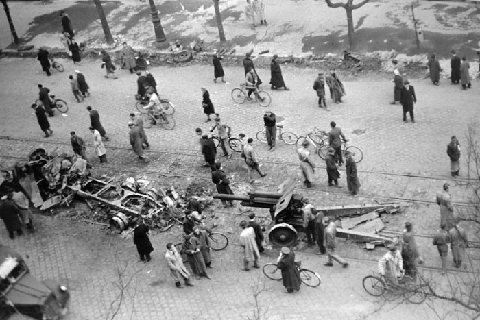 Bringa – Minden forradalom / katasztrófa / világvége legkézenfekvőbb válasza arra, hogy mivel jussunk el oda, ahová szeretnénk, ha nincs hangulatunk órákat gyalogolni. Majdnem minden háztartásban megtalálható, nem kell bele üzemanyagot tankolni, és aránylag érzéketlen a felszedett macskakőre, elektromos viharra, hitványra pusztított utakra. Hátránya, hogy sok cuccot nem lehet vele szállítani, és nem is túl gyors. A kép tanúsága szerint '56 őszén is hamar előkerültek biciklik.