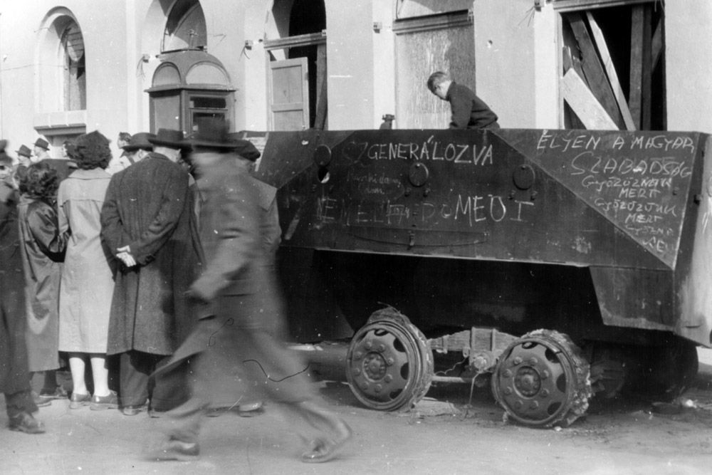 BTR-152 - páncélozott hatkerekű csapatszállító jármű, amely 1950 körül állt szolgálatba és 1970-ig húzta. Utódaival ellentétben ez még nem tudott úszni, de a városi harcokban ez a hiányosság nem is számított sokat. Durván 10 tonnás, 6,5 méter hosszú. 300 literes tankjával 600 kilométeres hatótávja volt, motorterében különféle soros, hathengeres benzinmotorok dolgoztak. Érdekes, hogy éles harcban legelőször éppen az 1956-os forradalom idején mutatkozott a típus.