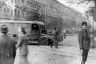 Csepel - A Csepel teherautók különféle változatai rengeteg forradalmi képen szerepelnek. A B- és D 350-eseket - előbbit benzin, utóbbit dízelmotor hajtotta - 1950 és 58 között gyártották. A képen egy rendőrségi riadókocsiból megmaradt roncs látható.