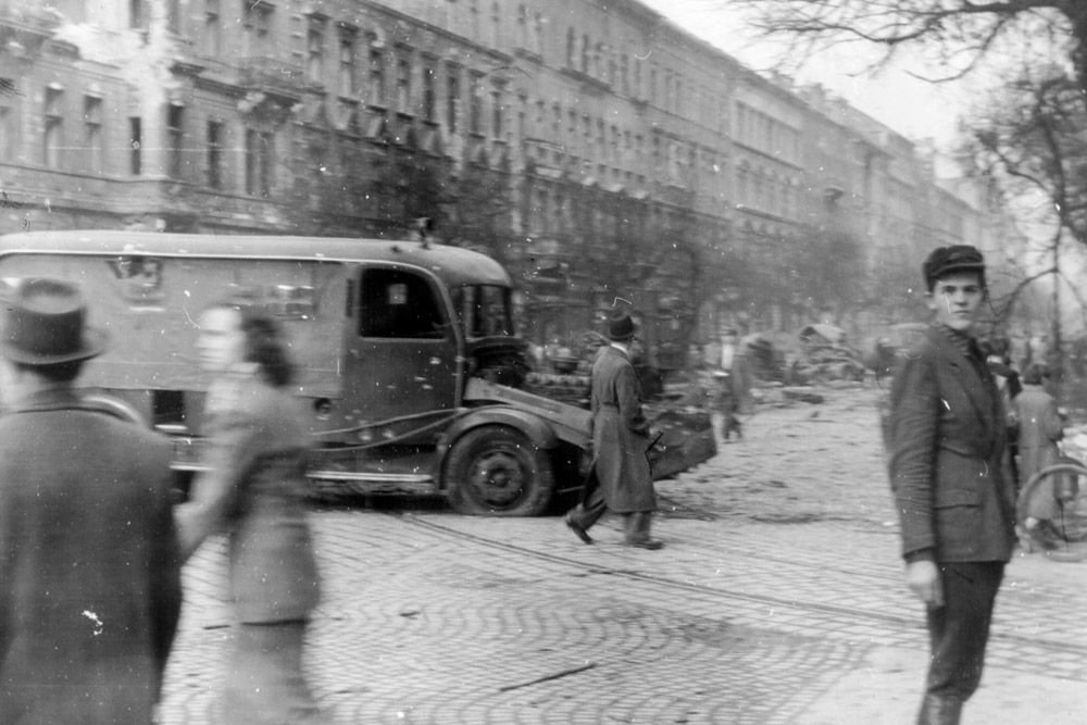 Csepel - A Csepel teherautók különféle változatai rengeteg forradalmi képen szerepelnek. A B- és D 350-eseket - előbbit benzin, utóbbit dízelmotor hajtotta - 1950 és 58 között gyártották. A képen egy rendőrségi riadókocsiból megmaradt roncs látható.