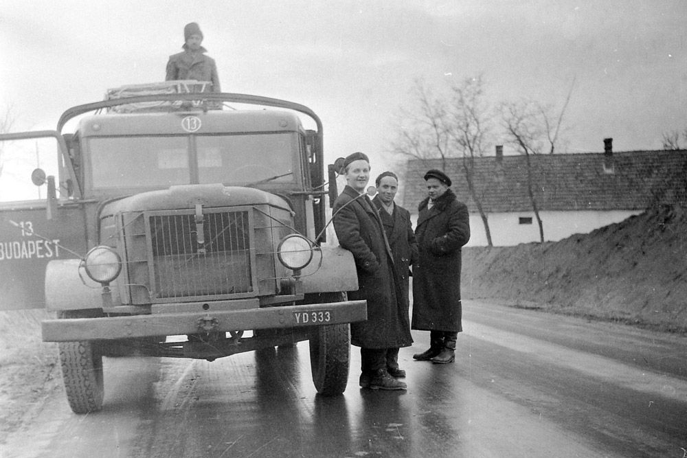 Csepel - A Csepel teherautók különféle változatai rengeteg forradalmi képen szerepelnek. A B- és D 350-eseket - előbbit benzin, utóbbit dízelmotor hajtotta - 1950 és 58 között gyártották.