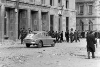 GAZ-M-20 Pobeda - A modellt 1946-tól 58-ig gyártották a Gorkij Autógyárban – GAZ -  itthon taxiként, illetve az ÁVH cégautójaként tűnt fel az utakon, bár a legendákban szereplő, lefüggönyözött fekete Pobeda helyett inkább más típusokkal gyűjtötték össze a rendszer ellenségeinek kikiáltott embereket. Ez itt éppen vöröskeresztes autónak látszik. A KGB-nek kézült kisszériás limitált kiadás is, amely a szokásos 2,1 literes négyhengeres motor helyett 3,5 literes soros hathengerest kaptak, amivel fele annyi idő alatt futották meg a százas sprintet, mint a szériamodell.