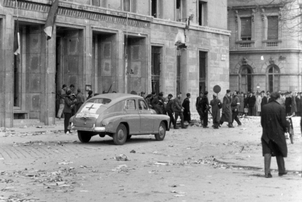 GAZ-M-20 Pobeda - A modellt 1946-tól 58-ig gyártották a Gorkij Autógyárban – GAZ -  itthon taxiként, illetve az ÁVH cégautójaként tűnt fel az utakon, bár a legendákban szereplő, lefüggönyözött fekete Pobeda helyett inkább más típusokkal gyűjtötték össze a rendszer ellenségeinek kikiáltott embereket. Ez itt éppen vöröskeresztes autónak látszik. A KGB-nek kézült kisszériás limitált kiadás is, amely a szokásos 2,1 literes négyhengeres motor helyett 3,5 literes soros hathengerest kaptak, amivel fele annyi idő alatt futották meg a százas sprintet, mint a szériamodell.