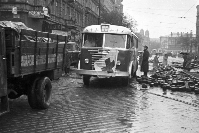 70 éves buszmatuzsálemmel utazhatsz a hétvégén 4 | Vezess Ikarus 60 – Szintén egy vöröskeresztes jármű, csak ez kicsit nagyobb. Az Ikarus 60-as autóbuszt az első ötéves terv célkitűzései szerint a mátyásföldi Ikarus Gyárban tervezték meg 1951-ben. A maga korában modernek és tágasnak számít buszban a Csepel 700-as hathengeres, zajos, de roppant takarékos és igen megbízható dizelmotorja dolgozott. Budapesten a 80-as évek végéig voltak szolgálatban.