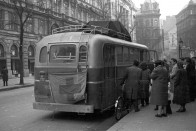 Ikarus 60 – Szintén egy vöröskeresztes jármű, csak ez kicsit nagyobb. Az Ikarus 60-as autóbuszt az első ötéves terv célkitűzései szerint a mátyásföldi Ikarus Gyárban tervezték meg 1951-ben. A maga korában modernek és tágasnak számít buszban a Csepel 700-as hathengeres, zajos, de roppant takarékos és igen megbízható dizelmotorja dolgozott. Budapesten a 80-as évek végéig voltak szolgálatban.