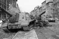 ISU 152 - Több feladatú, lánctalpas önjáró löveg, 1943 és 1970 között volt szolgálatban, ezerféle variációban gyártották. A gépet 520 lóerős dízelmotor hajtotta, hatótávja 200 kilométer körüli volt, amit külső, extra üzemanyagtankokkal akár 670 kilométerre is fel lehetett tornázni. Az ’56-os forradalmon kívül az egyiptomi – izraeli háborúban, Koreában, illetve a második világháborúban vetették be. A 47,3 tonnás lánctalpas, 4-5 fős személyzettel dolgozott.