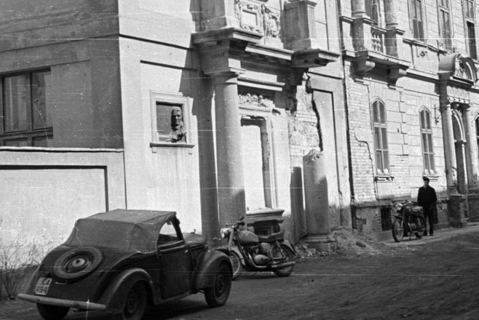 Pannonia motorkerékpár. Az 1954-től gyártott Pannóniák is feltűnnek a harcok idején készült fényképeken. Szerencsére a szerkesztőségünk motorguruja felismerte az egyik járgányban a Pannónia TLT-t, amely 1956-os modell, így teljesen újként élte meg a forradalmat. 