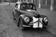 Škoda Tudor - Újabb vöröskeresztes autó, ez itt éppen egy Škoda Tudor. A modell gyártása nemsokkal a háború befejezése után, már 1946-ban megkezdődött. 1100 köbcents, 32 lóerős motr hajtotta, készült belőle két és négyajtós változat is. Magyarországon taxiként is használták.